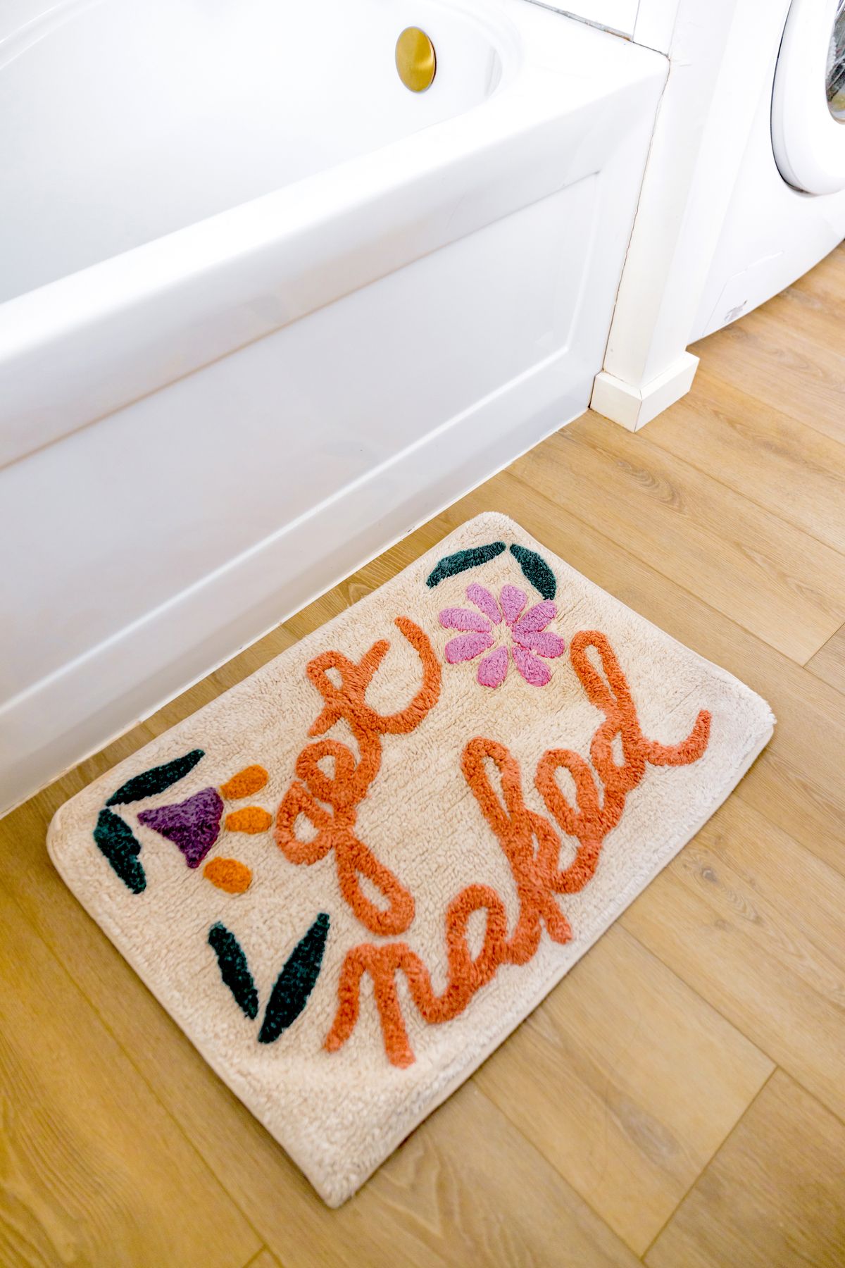 Small rug beside a bathtub